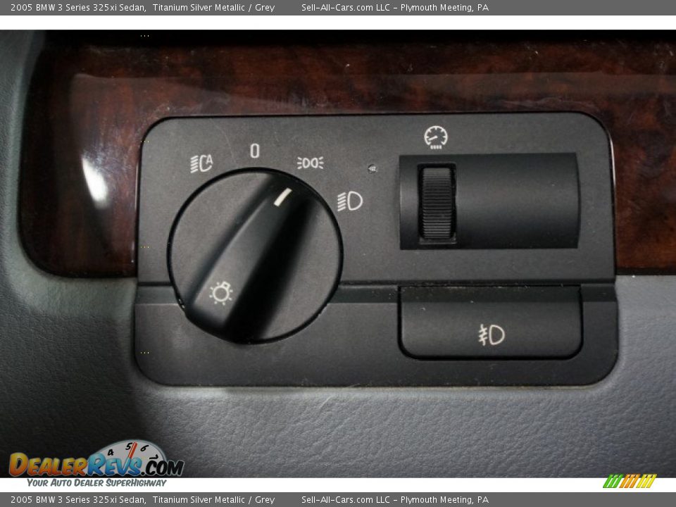 Controls of 2005 BMW 3 Series 325xi Sedan Photo #24