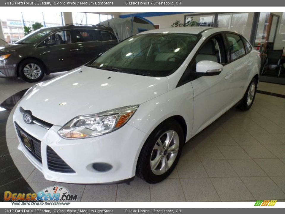 2013 Ford Focus SE Sedan Oxford White / Medium Light Stone Photo #1