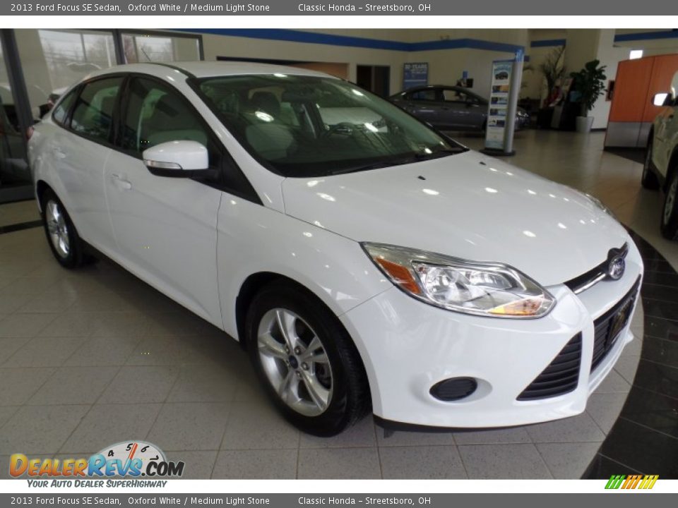 2013 Ford Focus SE Sedan Oxford White / Medium Light Stone Photo #4