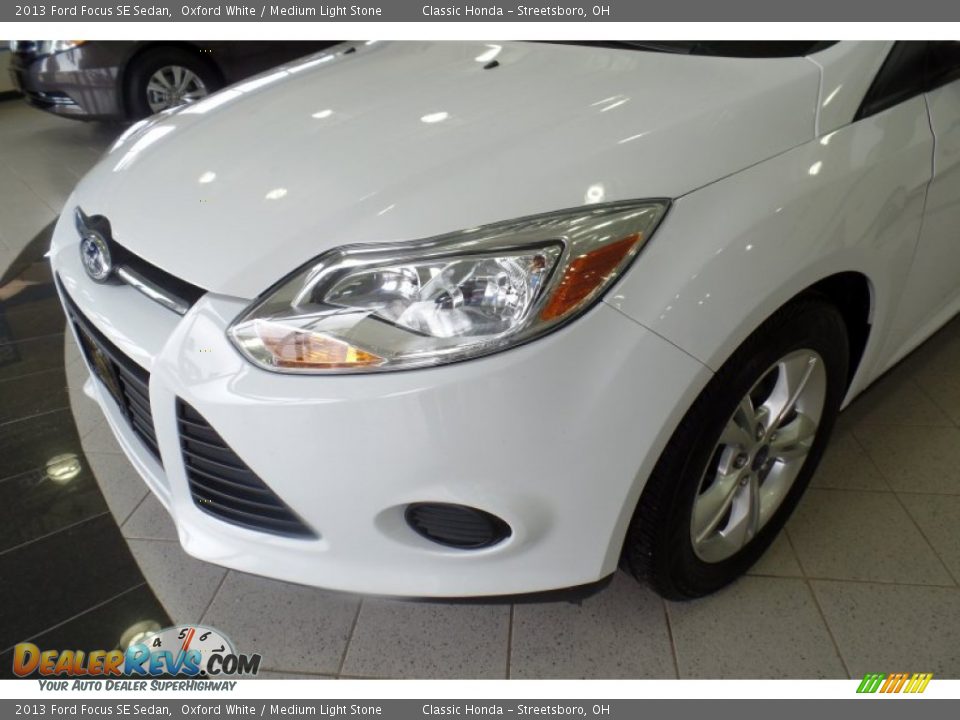 2013 Ford Focus SE Sedan Oxford White / Medium Light Stone Photo #5
