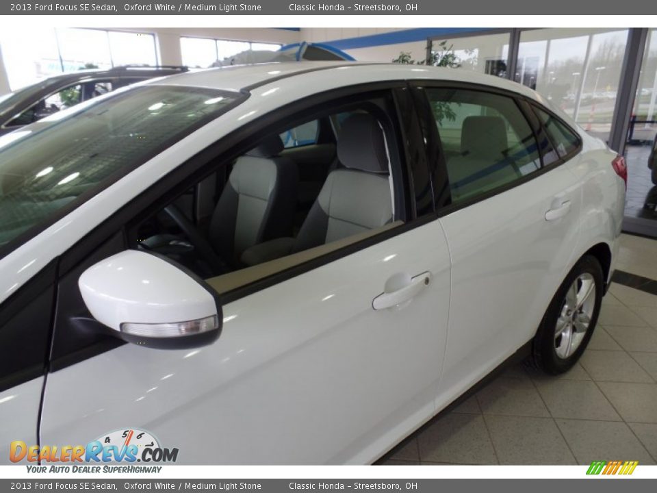 2013 Ford Focus SE Sedan Oxford White / Medium Light Stone Photo #6