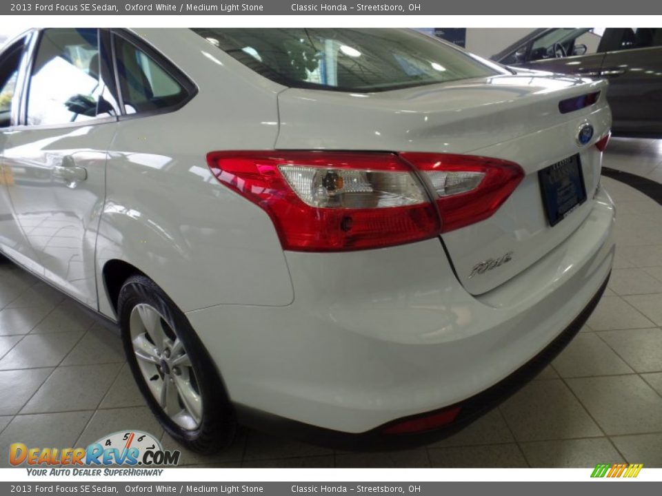 2013 Ford Focus SE Sedan Oxford White / Medium Light Stone Photo #7