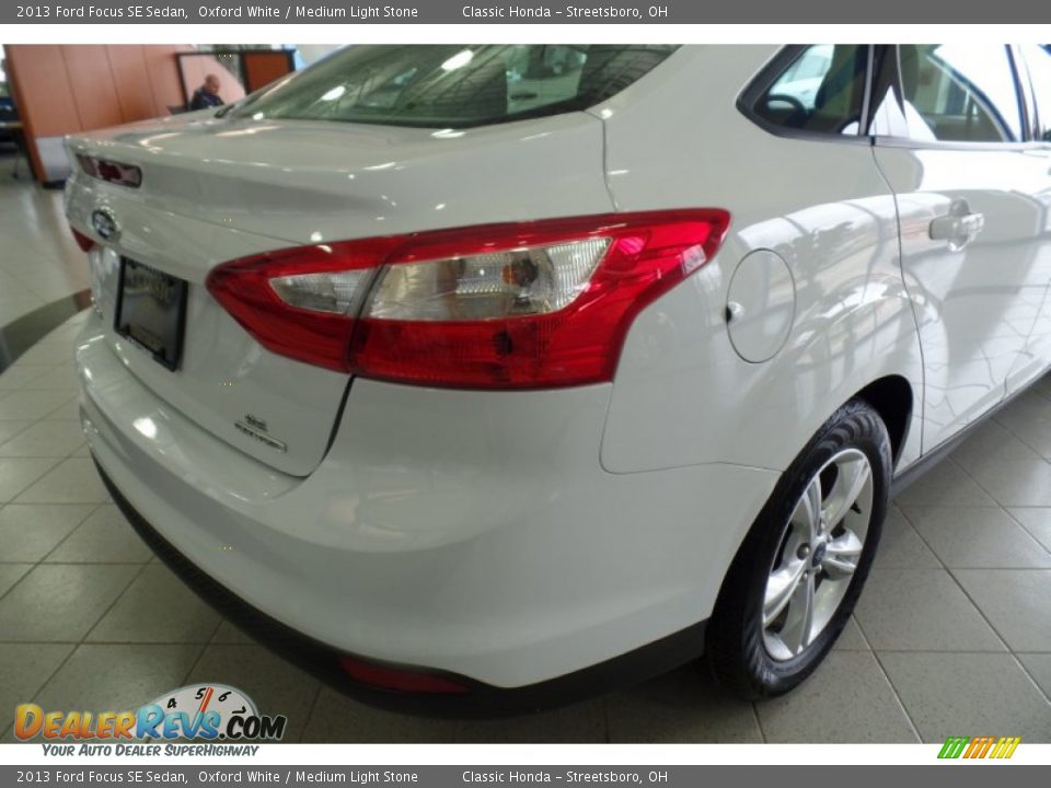 2013 Ford Focus SE Sedan Oxford White / Medium Light Stone Photo #8