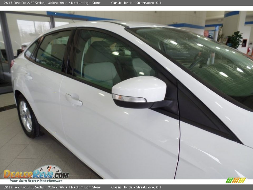 2013 Ford Focus SE Sedan Oxford White / Medium Light Stone Photo #9