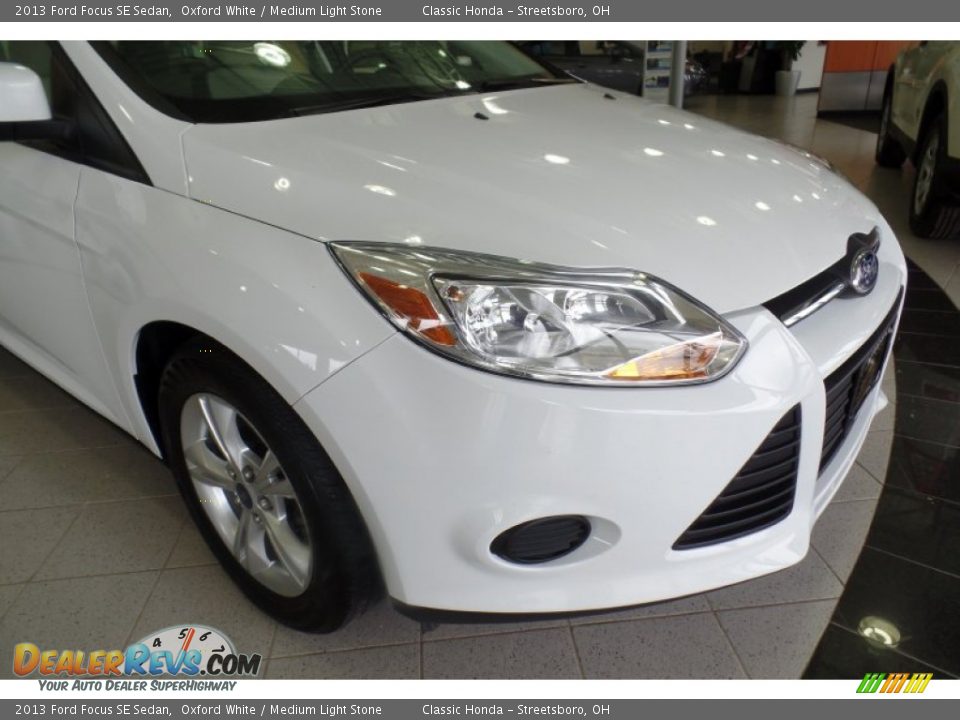 2013 Ford Focus SE Sedan Oxford White / Medium Light Stone Photo #10