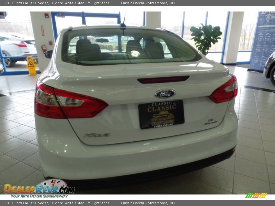 2013 Ford Focus SE Sedan Oxford White / Medium Light Stone Photo #12