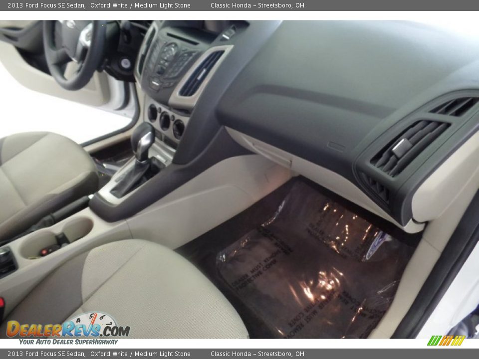 2013 Ford Focus SE Sedan Oxford White / Medium Light Stone Photo #16