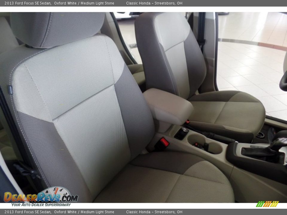 2013 Ford Focus SE Sedan Oxford White / Medium Light Stone Photo #17