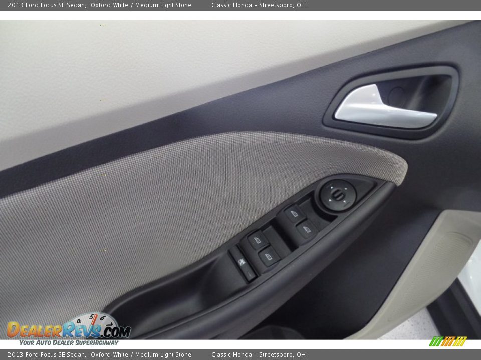 2013 Ford Focus SE Sedan Oxford White / Medium Light Stone Photo #18