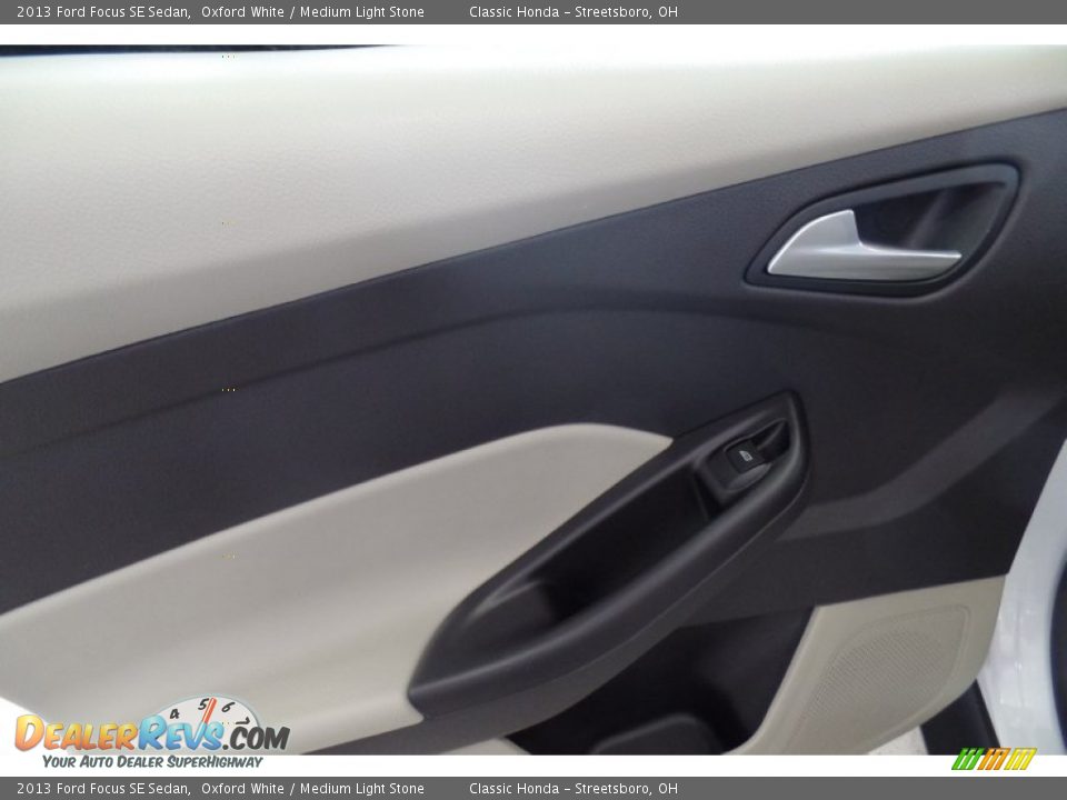 2013 Ford Focus SE Sedan Oxford White / Medium Light Stone Photo #19
