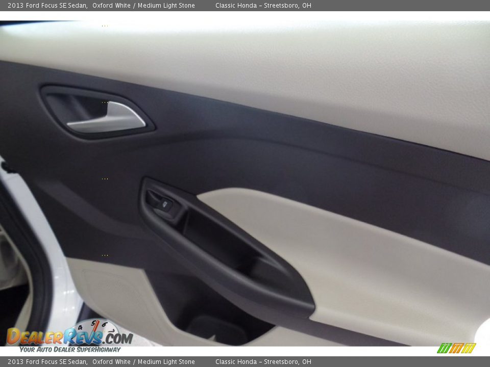 2013 Ford Focus SE Sedan Oxford White / Medium Light Stone Photo #20