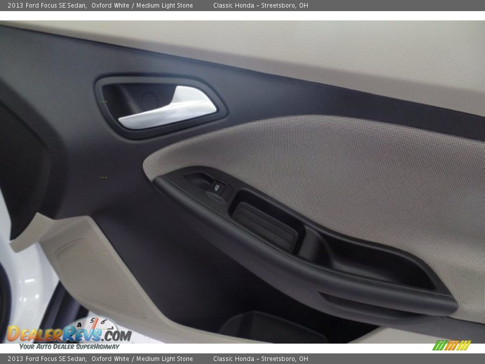 2013 Ford Focus SE Sedan Oxford White / Medium Light Stone Photo #21