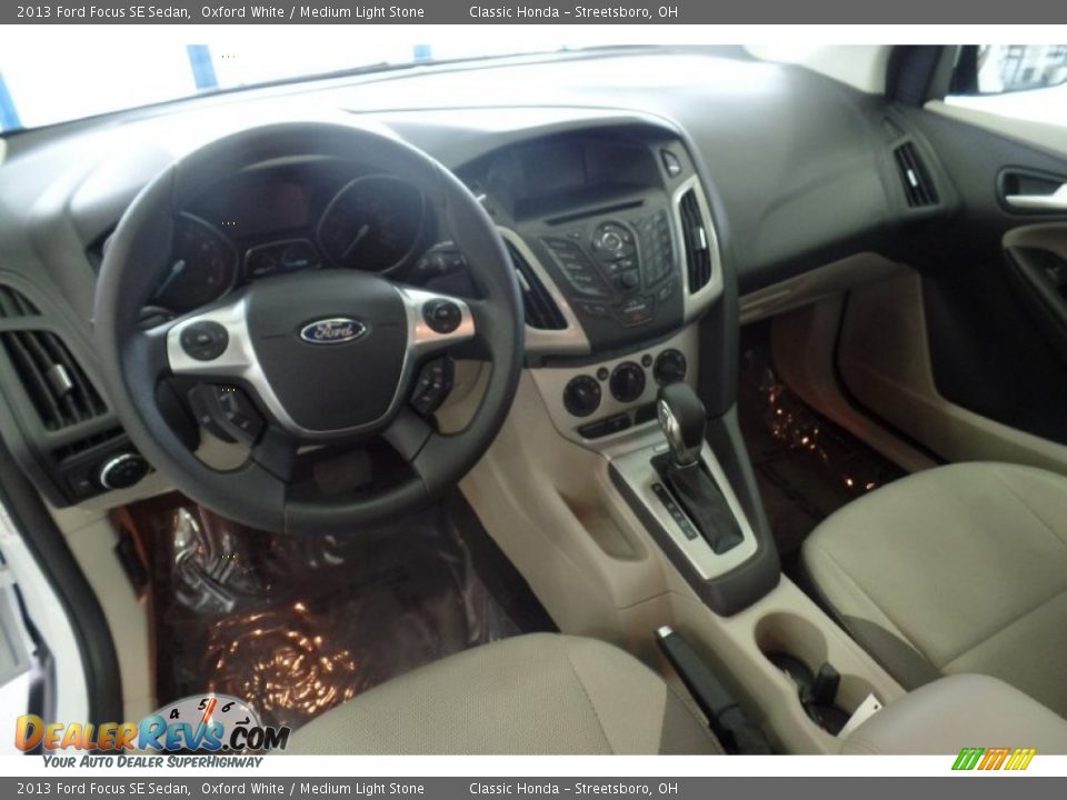 2013 Ford Focus SE Sedan Oxford White / Medium Light Stone Photo #22