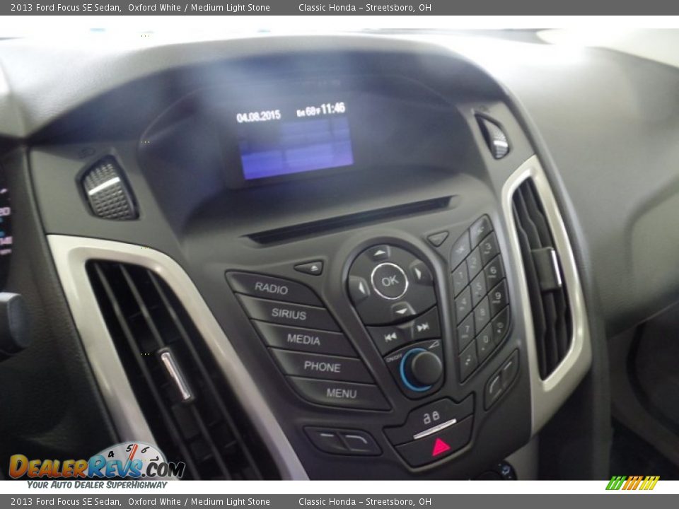 2013 Ford Focus SE Sedan Oxford White / Medium Light Stone Photo #25