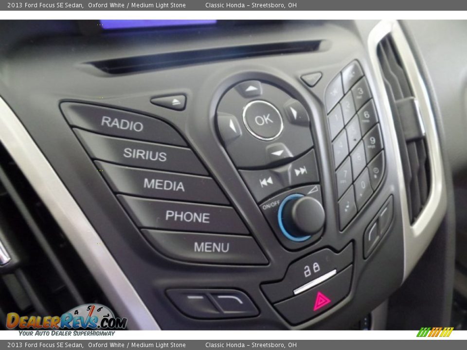 2013 Ford Focus SE Sedan Oxford White / Medium Light Stone Photo #26
