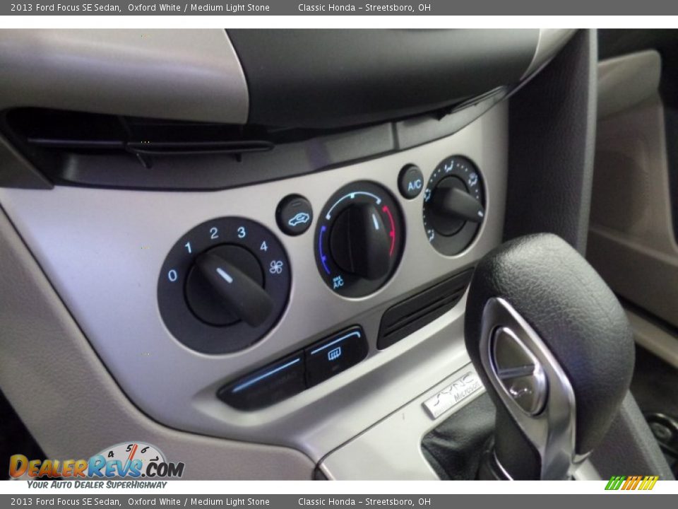 2013 Ford Focus SE Sedan Oxford White / Medium Light Stone Photo #27