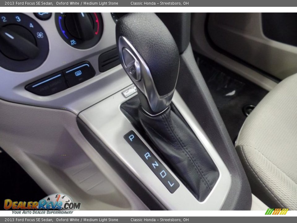 2013 Ford Focus SE Sedan Oxford White / Medium Light Stone Photo #28