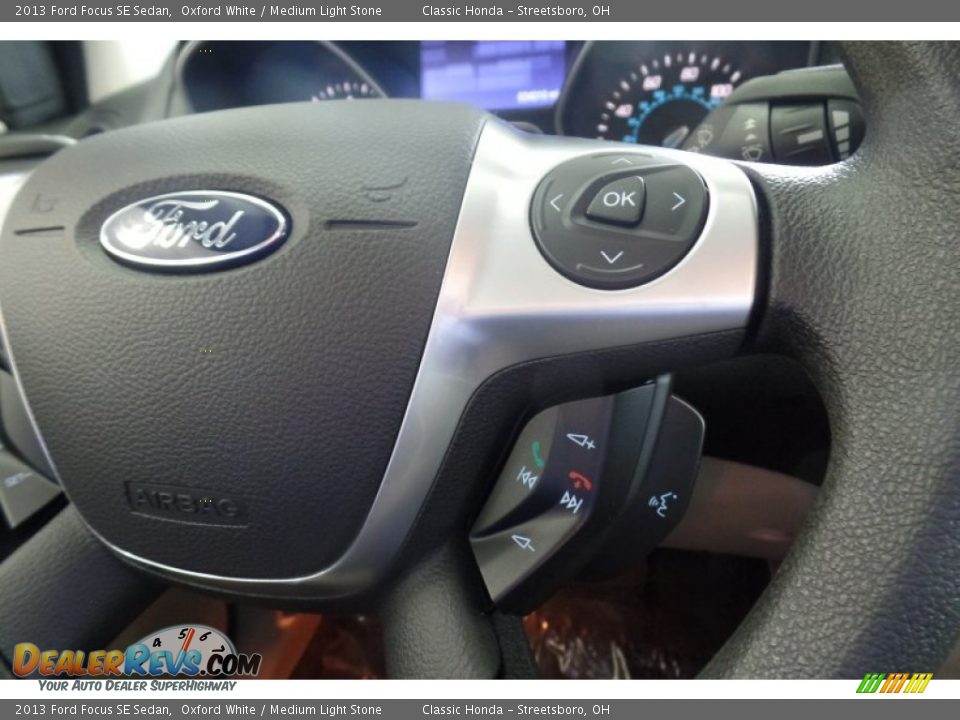 2013 Ford Focus SE Sedan Oxford White / Medium Light Stone Photo #30