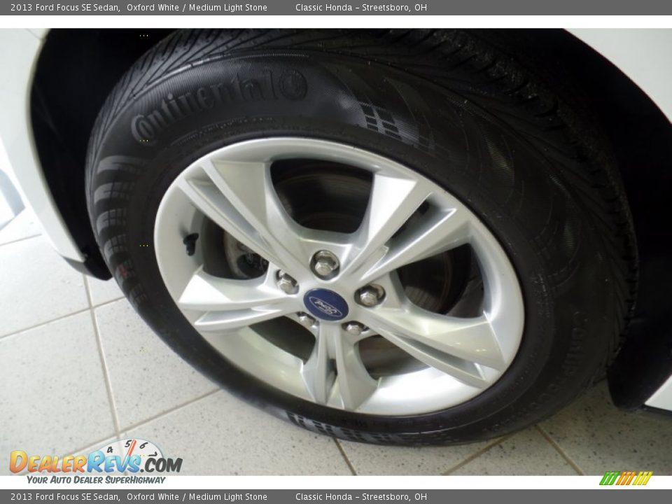 2013 Ford Focus SE Sedan Oxford White / Medium Light Stone Photo #31