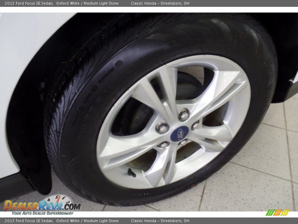 2013 Ford Focus SE Sedan Oxford White / Medium Light Stone Photo #32