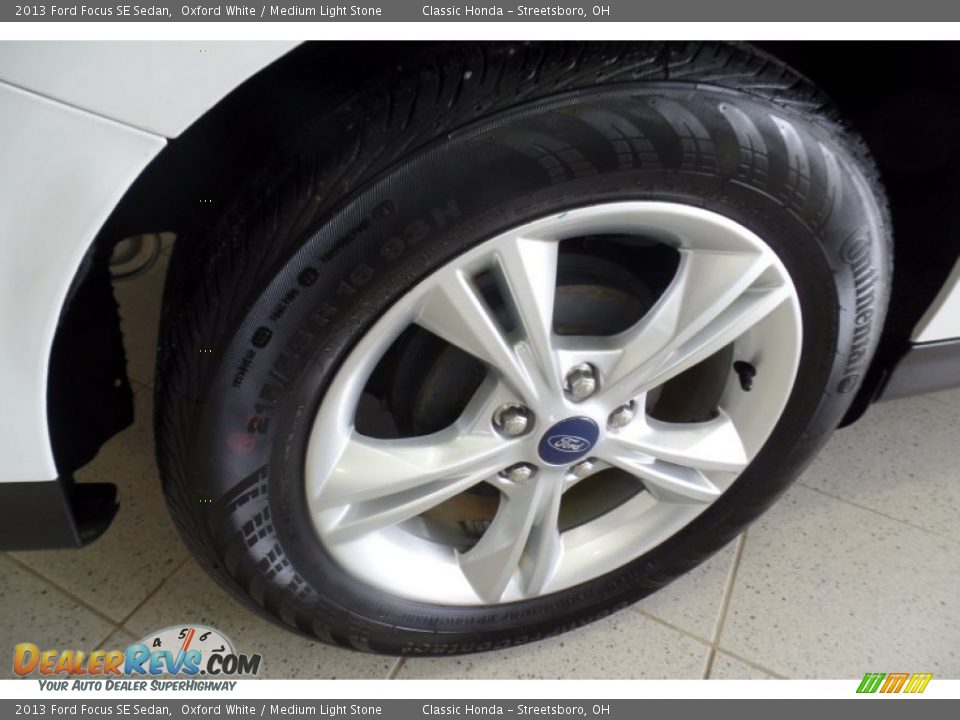 2013 Ford Focus SE Sedan Oxford White / Medium Light Stone Photo #33