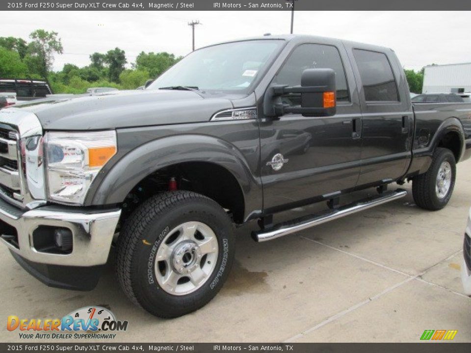 Front 3/4 View of 2015 Ford F250 Super Duty XLT Crew Cab 4x4 Photo #34