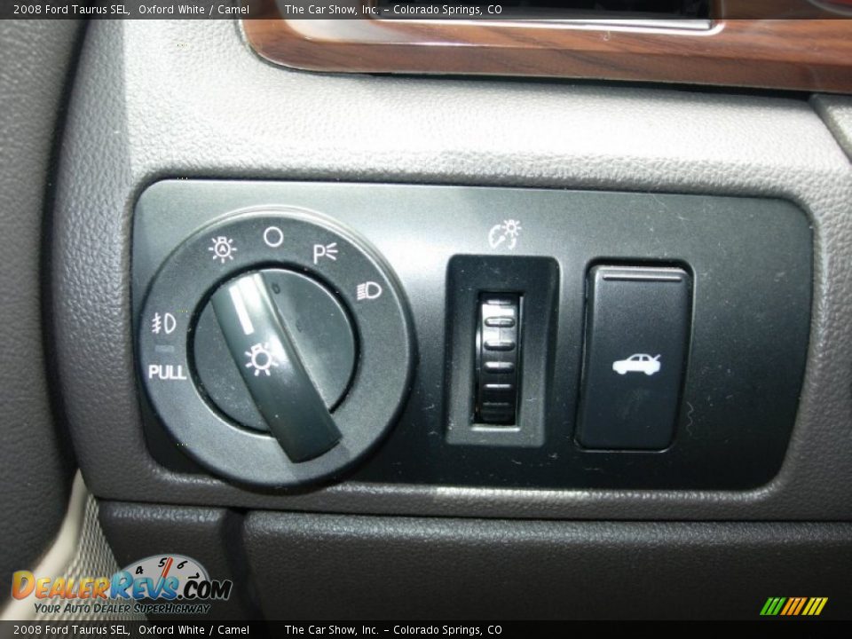 Controls of 2008 Ford Taurus SEL Photo #16