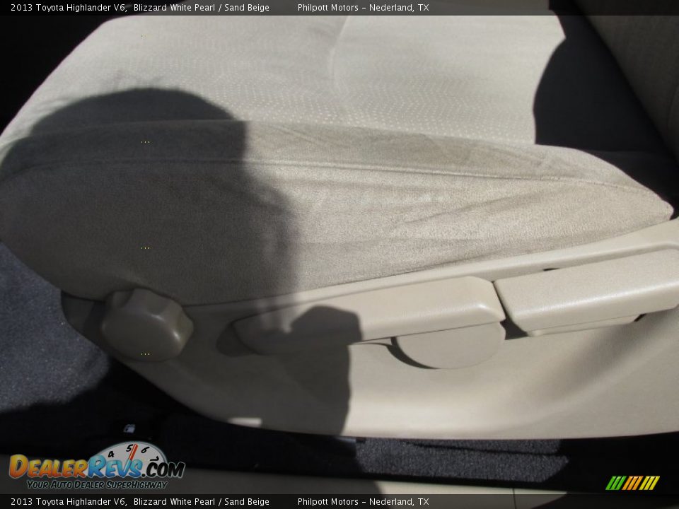 2013 Toyota Highlander V6 Blizzard White Pearl / Sand Beige Photo #34