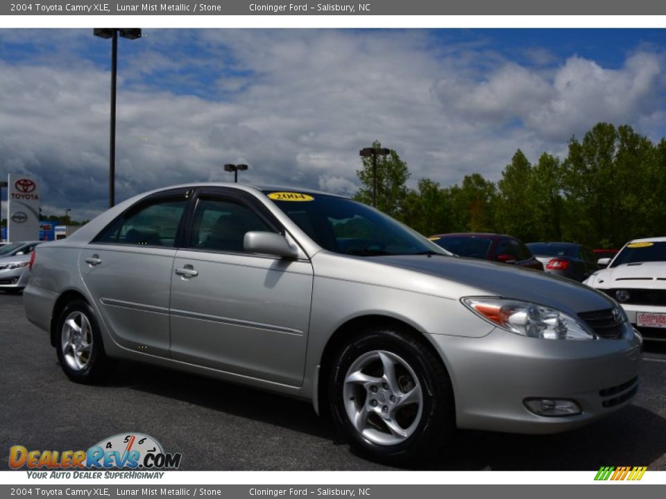 Front 3/4 View of 2004 Toyota Camry XLE Photo #1