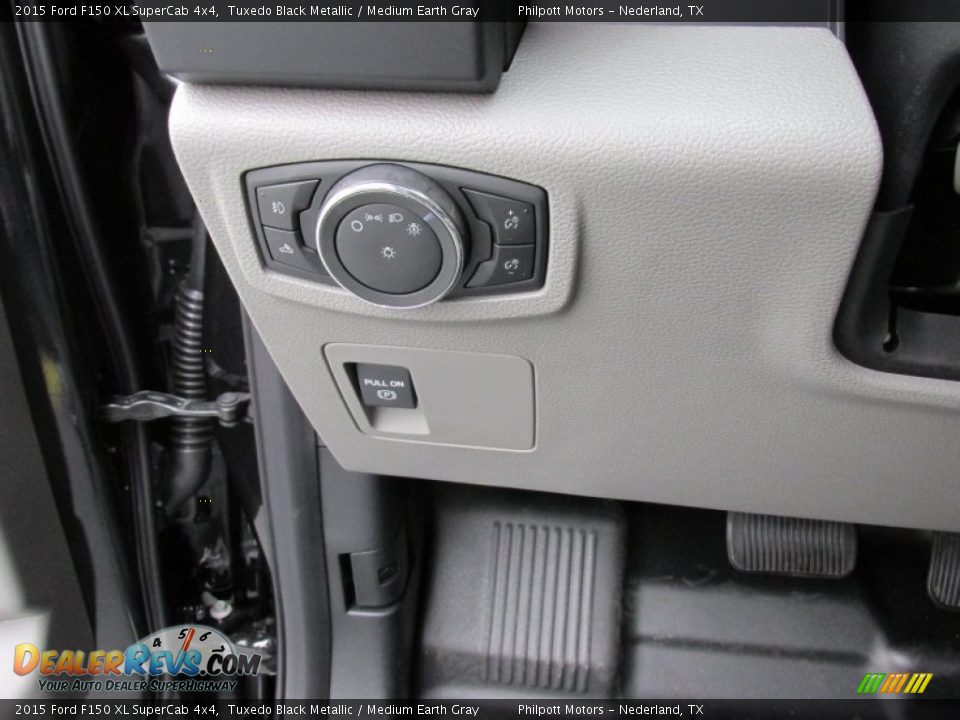 Controls of 2015 Ford F150 XL SuperCab 4x4 Photo #33