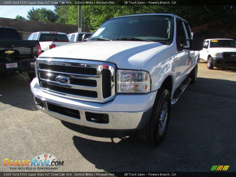 2005 Ford F350 Super Duty XLT Crew Cab 4x4 Oxford White / Medium Flint Photo #2