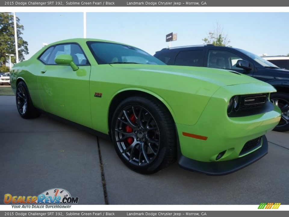 Front 3/4 View of 2015 Dodge Challenger SRT 392 Photo #4