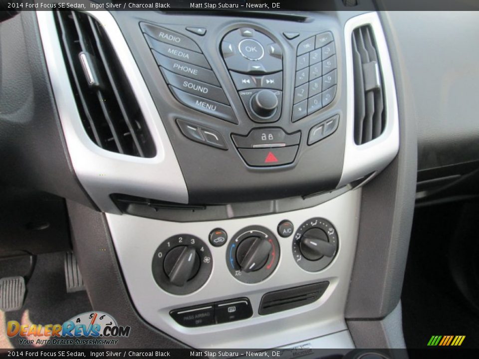 2014 Ford Focus SE Sedan Ingot Silver / Charcoal Black Photo #25