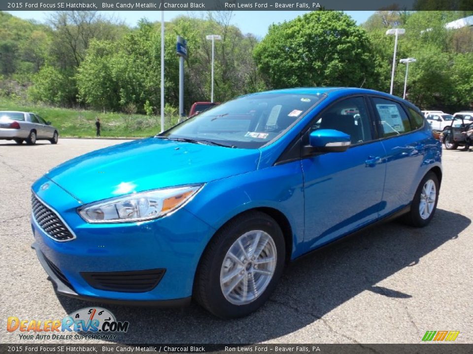 Front 3/4 View of 2015 Ford Focus SE Hatchback Photo #7