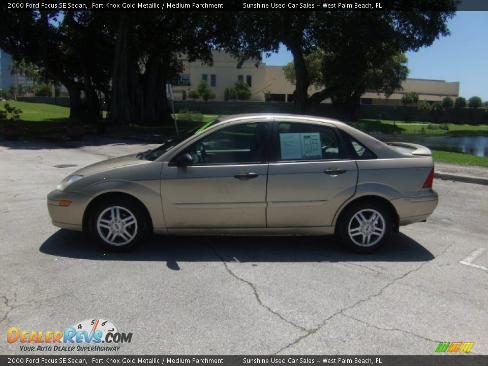 2000 Ford Focus SE Sedan Fort Knox Gold Metallic / Medium Parchment Photo #2