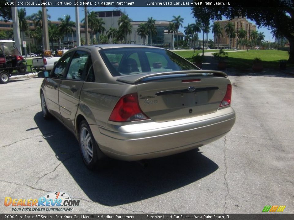 2000 Ford Focus SE Sedan Fort Knox Gold Metallic / Medium Parchment Photo #3
