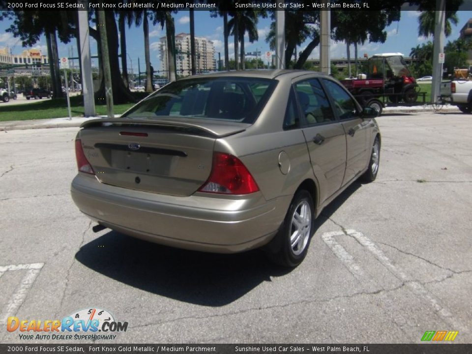 2000 Ford Focus SE Sedan Fort Knox Gold Metallic / Medium Parchment Photo #4