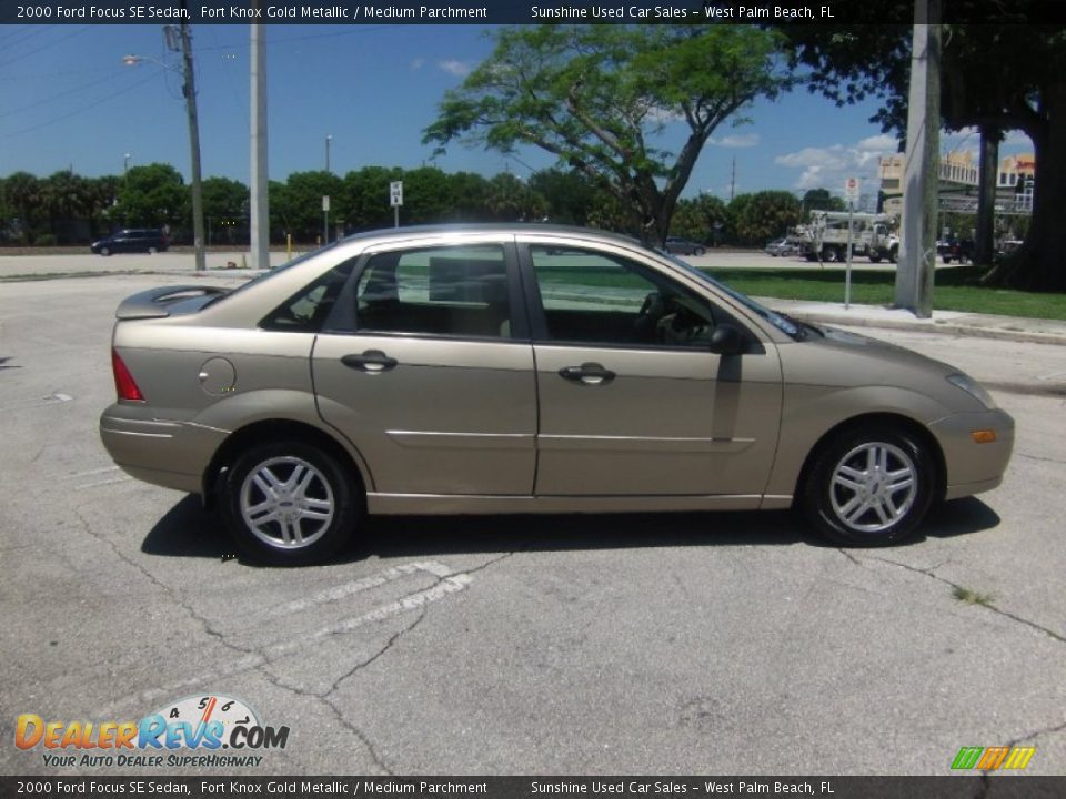 2000 Ford Focus SE Sedan Fort Knox Gold Metallic / Medium Parchment Photo #5