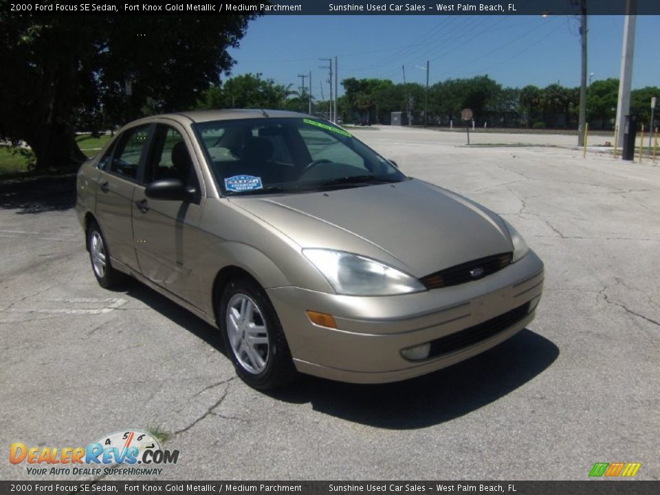2000 Ford Focus SE Sedan Fort Knox Gold Metallic / Medium Parchment Photo #6