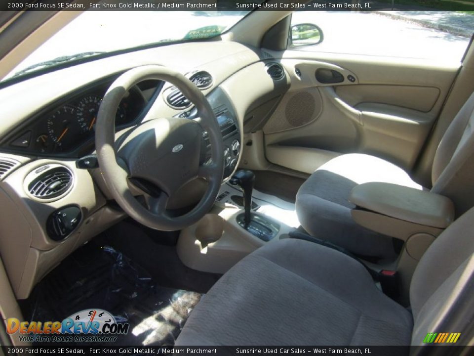 2000 Ford Focus SE Sedan Fort Knox Gold Metallic / Medium Parchment Photo #7