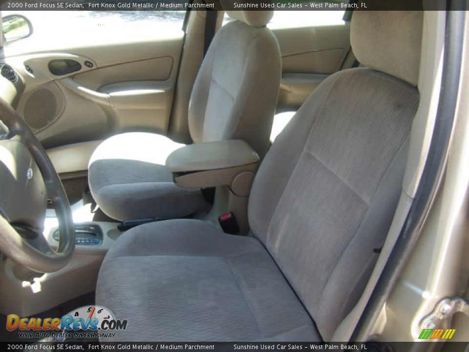 2000 Ford Focus SE Sedan Fort Knox Gold Metallic / Medium Parchment Photo #8
