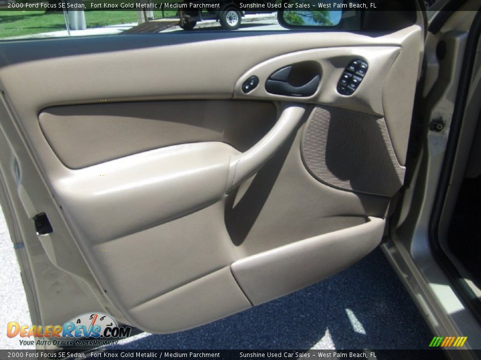 2000 Ford Focus SE Sedan Fort Knox Gold Metallic / Medium Parchment Photo #10
