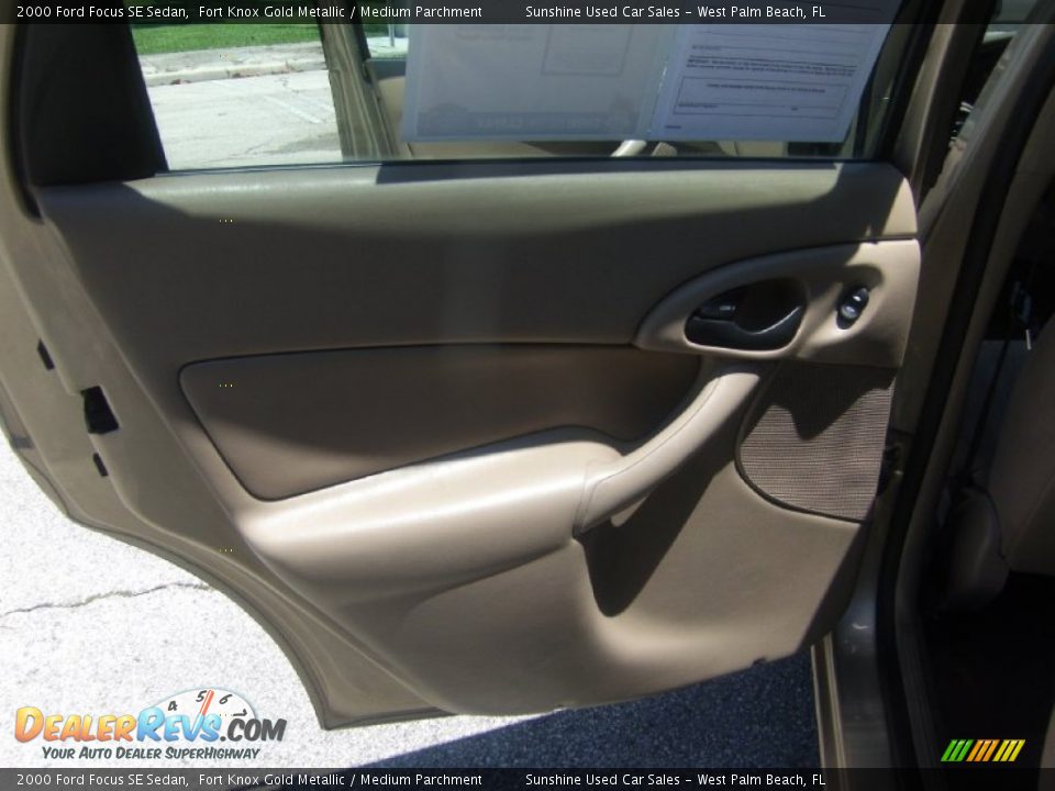 2000 Ford Focus SE Sedan Fort Knox Gold Metallic / Medium Parchment Photo #11