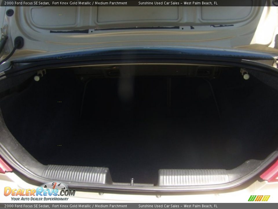 2000 Ford Focus SE Sedan Fort Knox Gold Metallic / Medium Parchment Photo #12