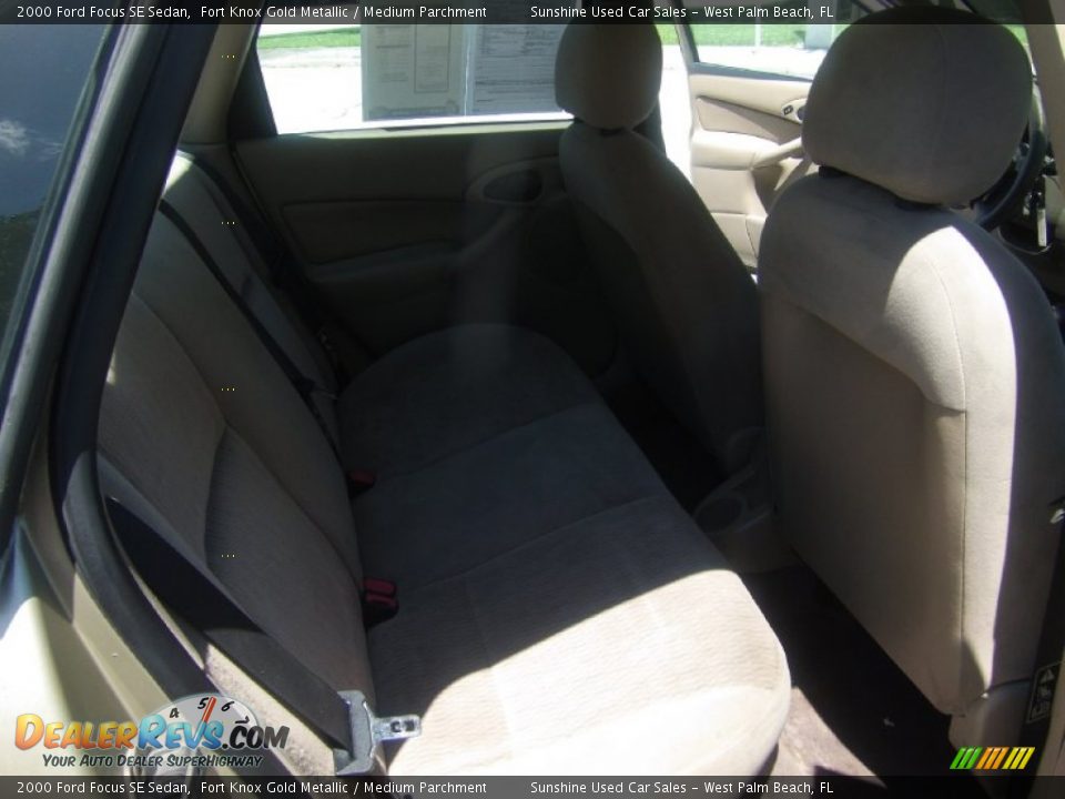 2000 Ford Focus SE Sedan Fort Knox Gold Metallic / Medium Parchment Photo #13