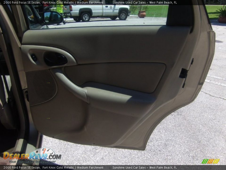 2000 Ford Focus SE Sedan Fort Knox Gold Metallic / Medium Parchment Photo #14