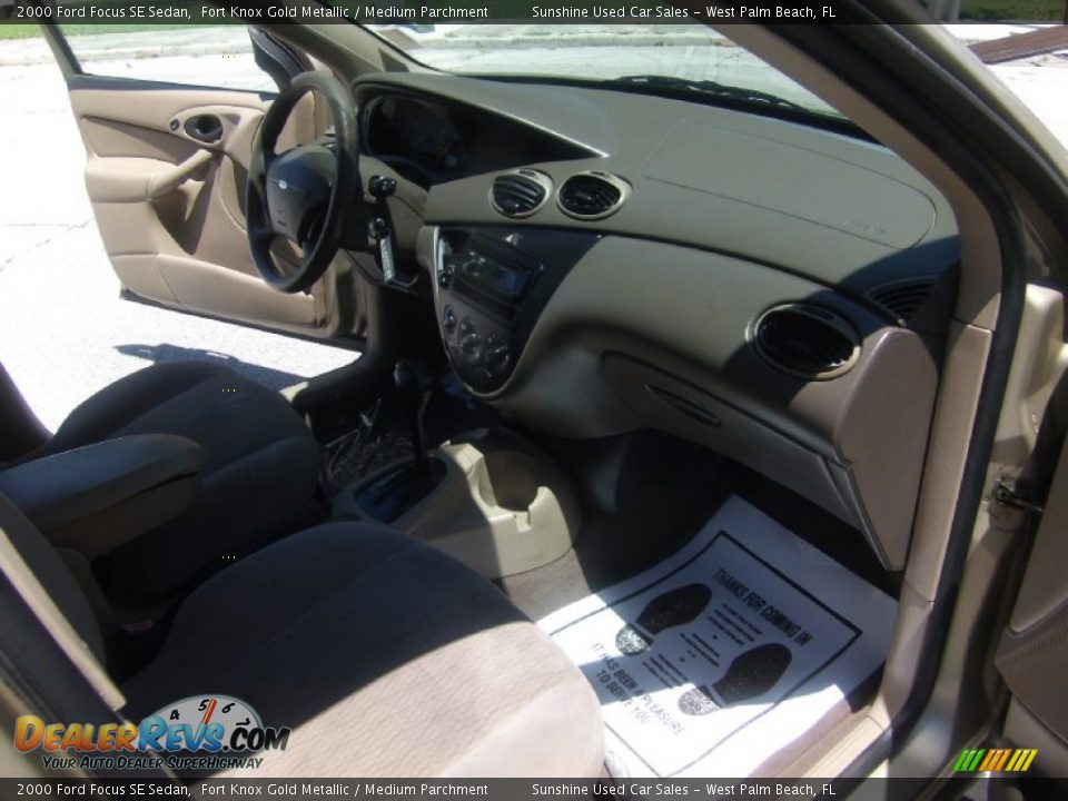 2000 Ford Focus SE Sedan Fort Knox Gold Metallic / Medium Parchment Photo #15