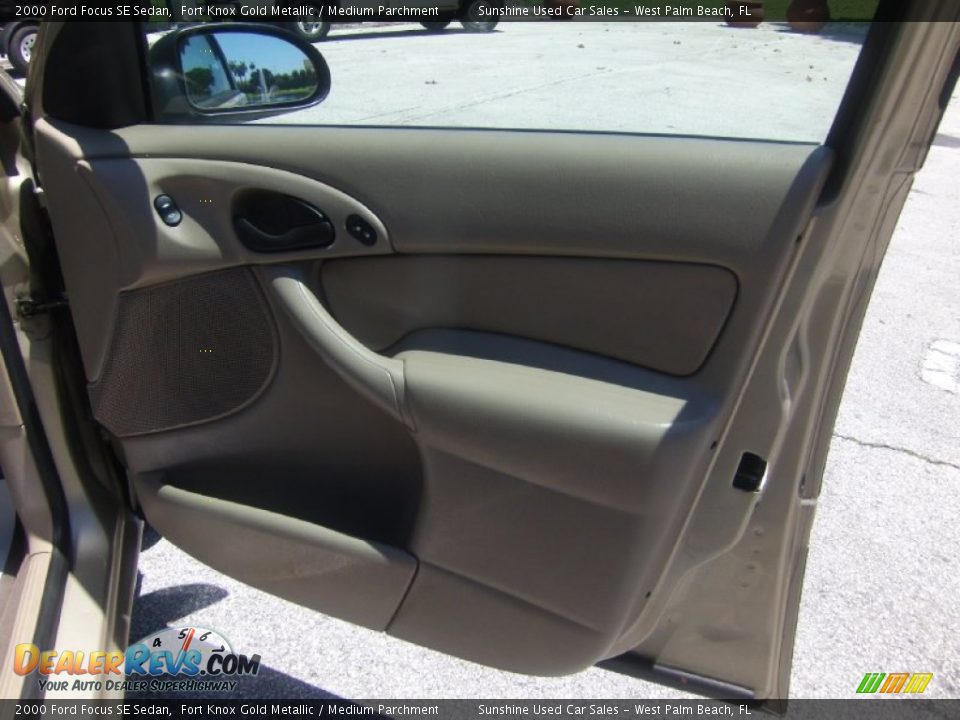 2000 Ford Focus SE Sedan Fort Knox Gold Metallic / Medium Parchment Photo #16