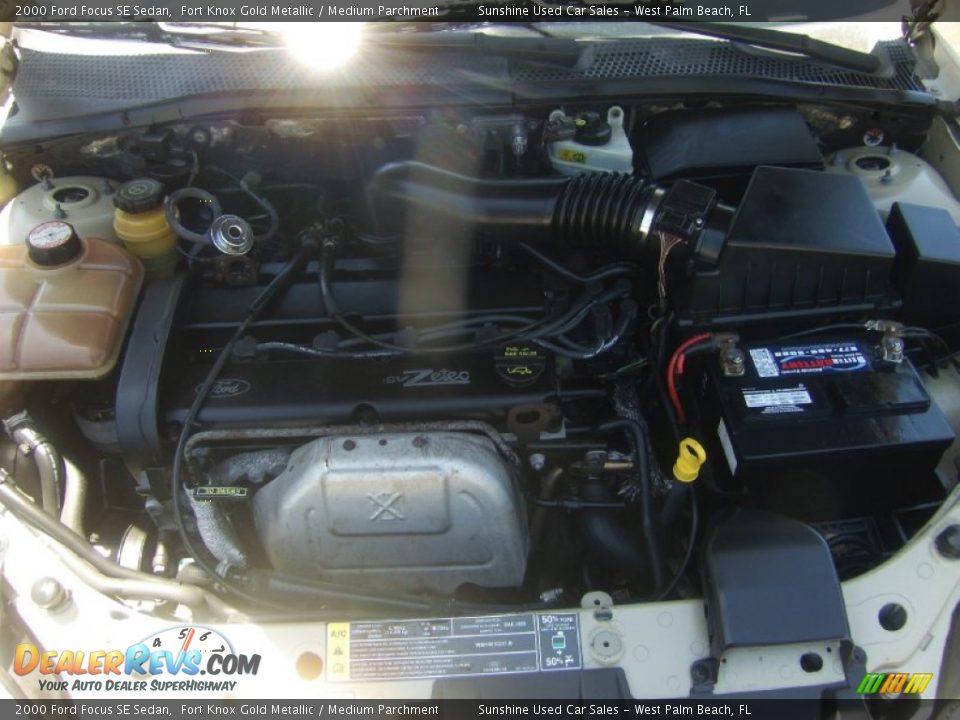 2000 Ford Focus SE Sedan Fort Knox Gold Metallic / Medium Parchment Photo #17