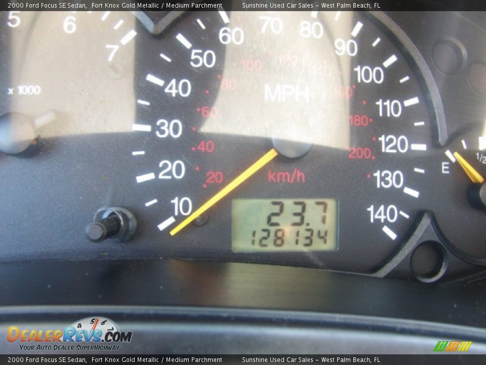 2000 Ford Focus SE Sedan Fort Knox Gold Metallic / Medium Parchment Photo #18